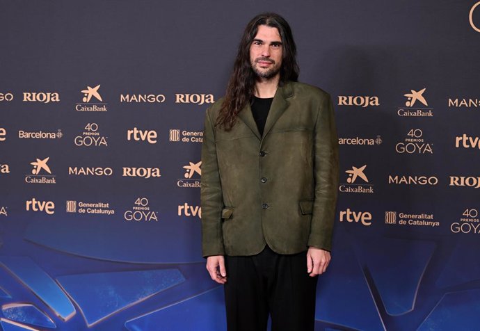 Óliver Laxe posa en el photocall del Encuentro de Nominados de la 40 edición de los Premios Goya, celebrado en el Real Casino de Madrid, a 02 de febrero de 2026, en Madrid (España).