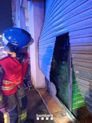 Confinan a 17 vecinos por el incendio de un local en Valls (Tarragona)