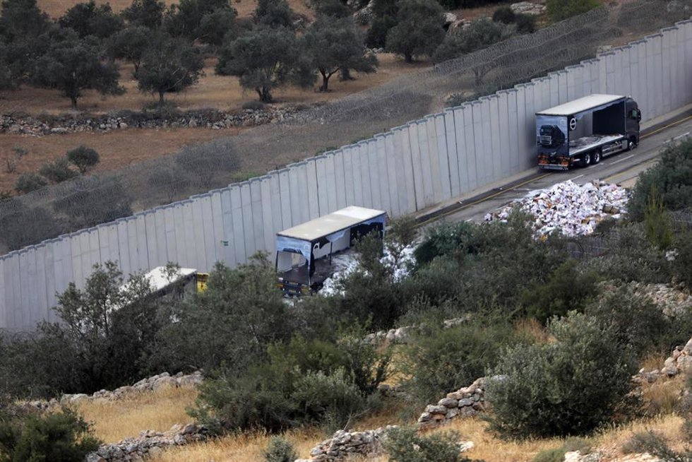 Archivo - Camiones con ayuda humanitaria para Gaza parados y descargados por activistas israelíes