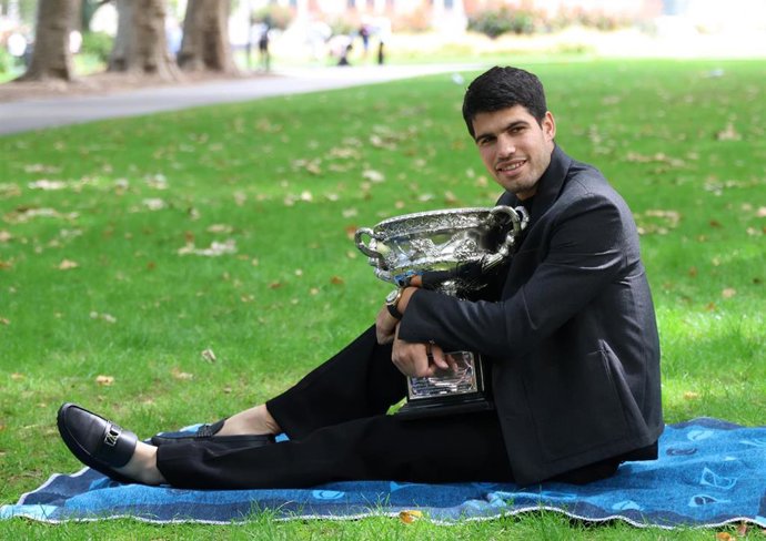 Carlos Alcaraz posa con el trofeo del Abierto de Australia