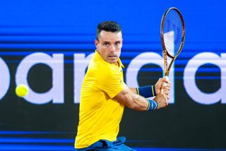 Archivo - 22 May 2025, Hamburg: Spanish tennis player Roberto Bautista in action against Italy's Flavio Cobolli during their men's singles quarter-final tennis match of the Hamburg European Open tennis tournament. Photo: Daniel Bockwoldt/dpa