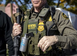 Archivo - October 31, 2025, Chicago, Il, USA: U.S. Border Patrol Cmdr. Gregory Bovino carries tear gas, rifle and body camera while conducting immigration enforcement operations Oct. 31, 2025, in ChicagoĂ˘ââ˘s Edison Park neighborhood.