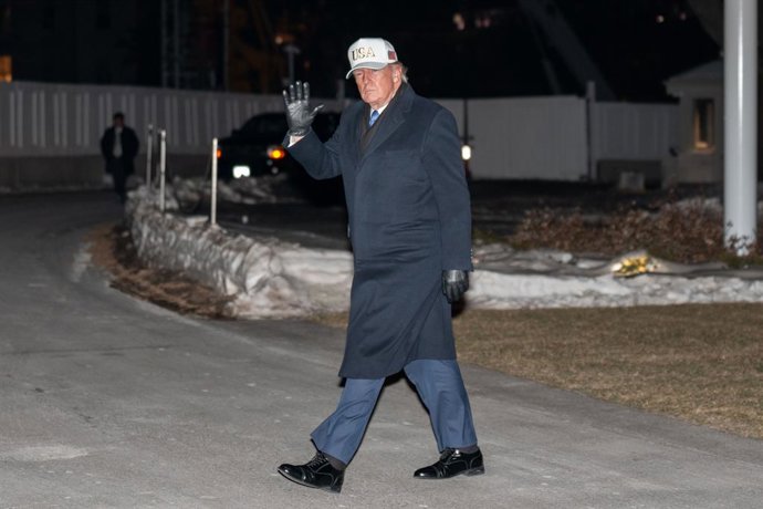 1º de fevereiro de 2026, Washington, Distrito de Columbia, EUA: O presidente DONALD TRUMP acena para a imprensa ao entrar na Casa Branca depois de descer do Marine One.