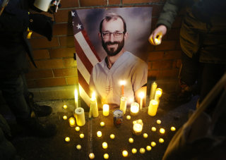 29 January 2026, US, New York: People light candles during a vigil for Alex Pretti at the Veterans Affairs New York Harbor Healthcare System in New York.