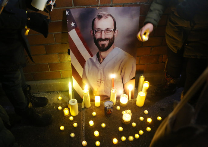 29 January 2026, US, New York: People light candles during a vigil for Alex Pretti at the Veterans Affairs New York Harbor Healthcare System in New York.