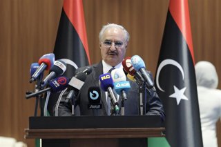 Archivo - El mariscal libio y aliado del gobierno paralelo instaurado en el este de Libia, Jalifa Haftar  