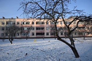 Una escuela de primaria dañada tras un ataque ruso contra el distrito Dnipró en Kiev, capital de Ucrania  , 