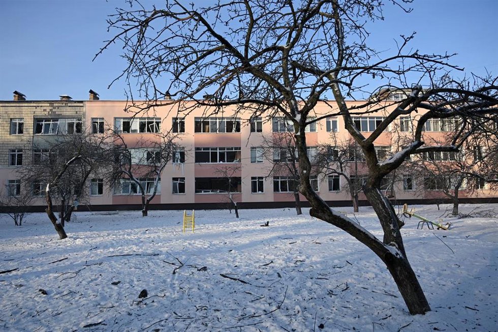 Una escuela de primaria dañada tras un ataque ruso contra el distrito Dnipró en Kiev, capital de Ucrania  , 