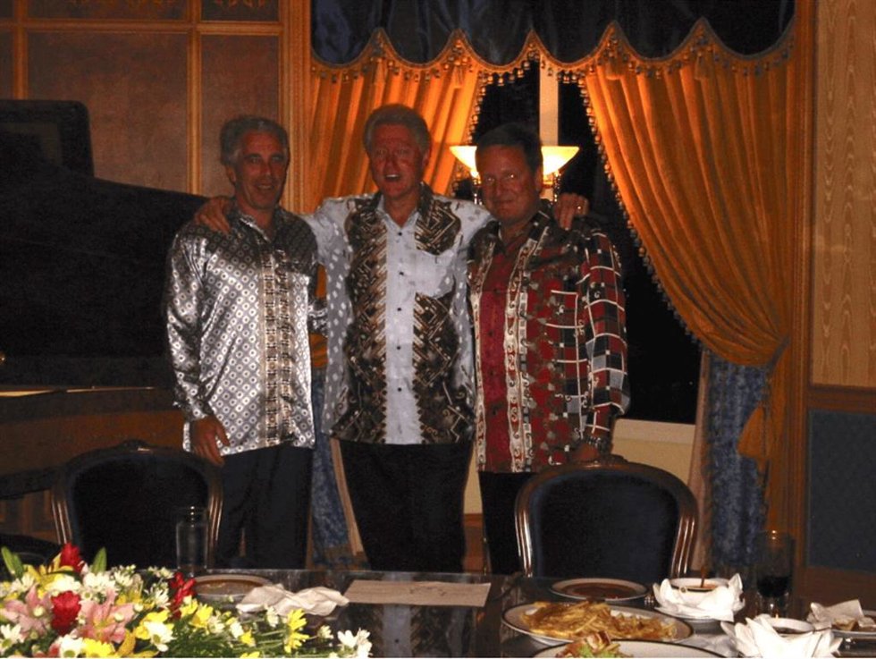 Archivo - El expresidente estadounidense Bill Clinton (centro) junto al fallecido empresario y delincuente sexual convicto Jeffrey Epstein en una imagen difundida por el Departamento de Justicia