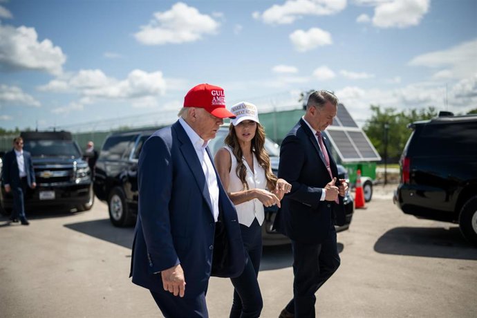 Archivo - El presidente estadounidense, Donald Trump, conversa con la secretaria de Seguridad Nacional, Kristi Noem, durante un recorrido a pie por el centro de detención de inmigrantes apodado "Alcatraz de los Caimanes"