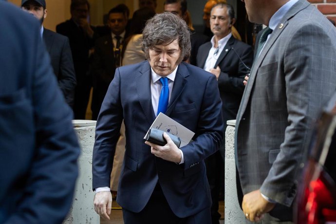 28 de janeiro de 2026, Buenos Aires, Buenos Aires, Argentina: O presidente da Argentina, Javier Milei, deixa o Museu do Holocausto após participar da cerimônia em memória do Holocausto.