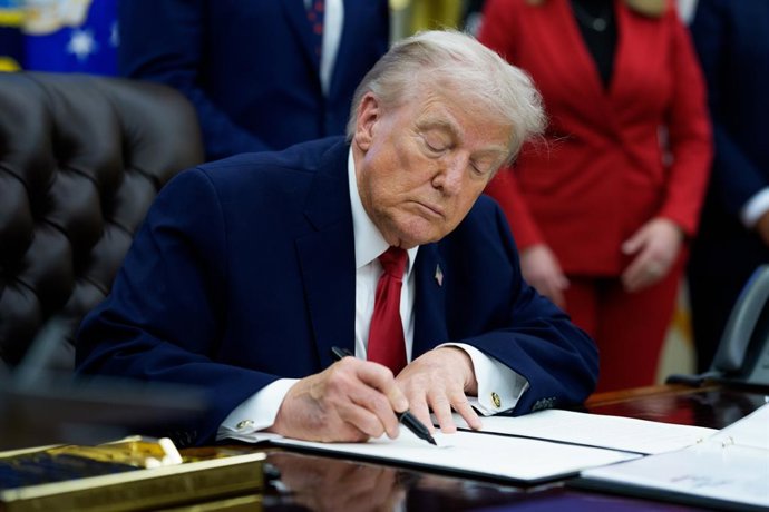 29 de janeiro de 2026, Washington, Distrito de Columbia, EUA: O presidente dos Estados Unidos, Donald J. Trump, assina uma ordem executiva criando a “Grande Iniciativa de Recuperação Americana” para combater o vício em drogas no Salão Oval da Casa Branca,