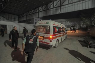 Archivo - Una ambulancia a su llegada a un hospital de la Franja de Gaza tras un ataque del Ejército israelí