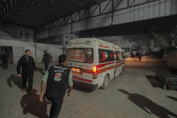 Archivo - Una ambulancia a su llegada a un hospital de la Franja de Gaza tras un ataque del Ejército israelí