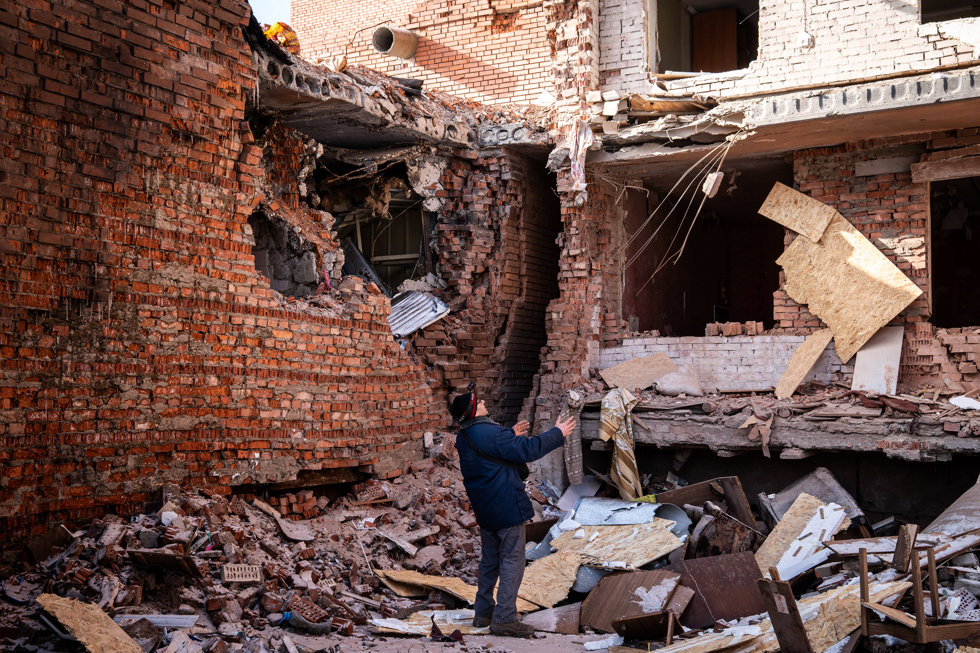 01 February 2026, Ukraine, Slovyansk: A man stands in front of a destroyed residential building at the site of a Russian air strike. Photo: Tommaso Fumagalli/ZUMA Press Wire/dpa