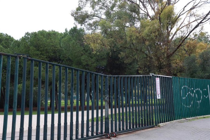 Archivo - Cierre del parque Infanta Elena en Sevilla por riesgo de fuertes lluvias en una imagen de archivo