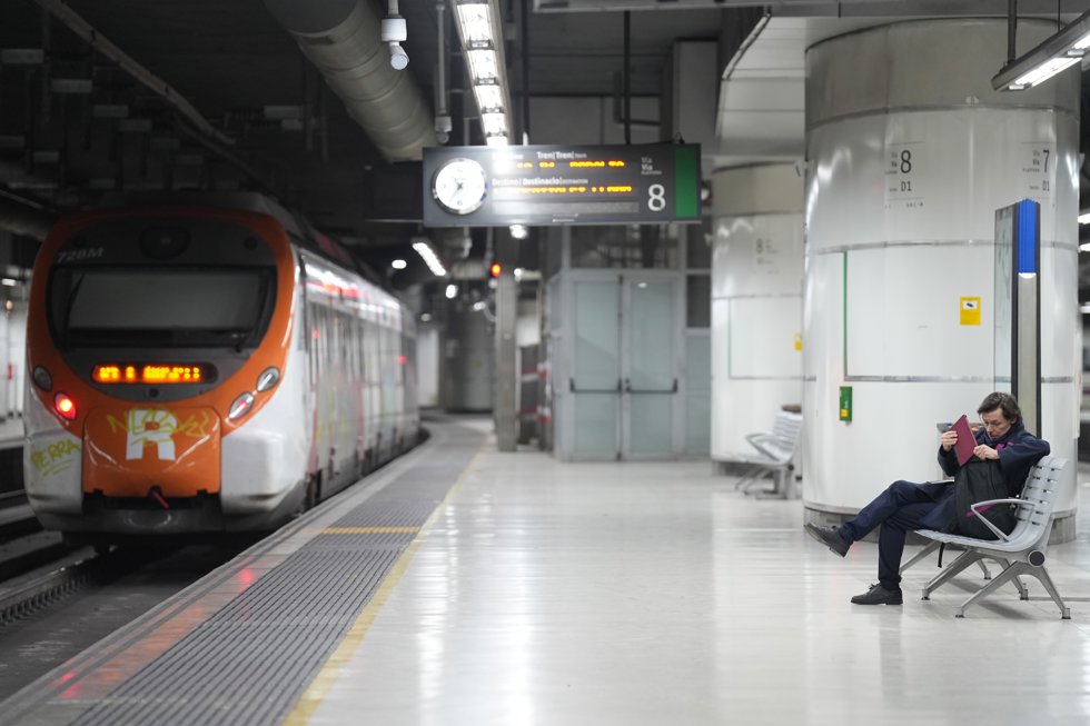 Usuarios de Rodalies en la estación de Sants, a 27 de enero de 2026, en Barcelona, Cataluña (España).