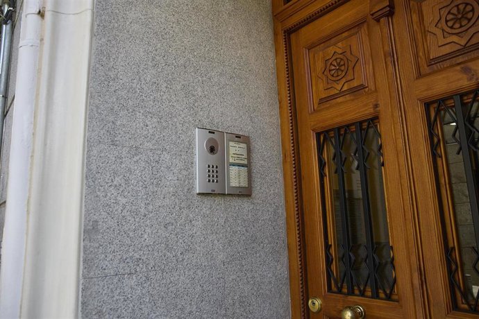 Archivo - Exterior de un piso turístico en el centro de Madrid.