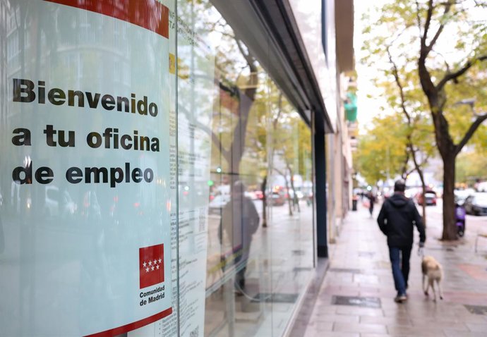 Archivo - Fachada de una oficina del SEPE, a 2 de diciembre de 2025, en Madrid (España). El paro registrado en las oficinas de los servicios públicos de empleo bajó en 18.805 personas en noviembre en relación con el mes anterior (-0,8%) debido, sobre todo