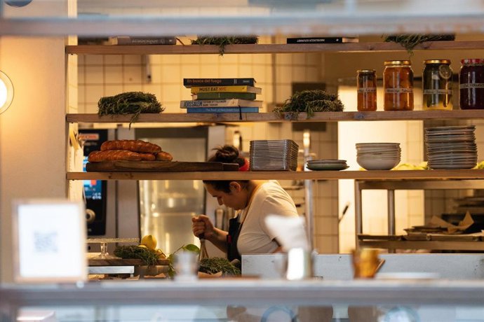 Archivo - Una cocinera en un restaurante en Barcelona, Catalunya (España).