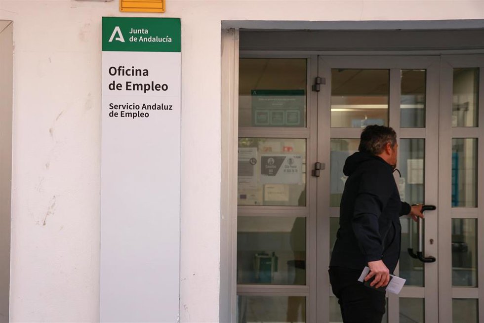Archivo - Oficina de empleo en Sevilla en imagen de archivo. 