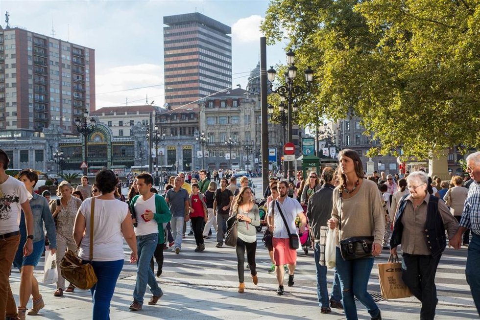 Archivo - Gente en Bilbao
