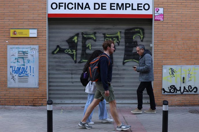 Archivo - Una persona pasa frente a la fachada de una Oficina del SEPE.