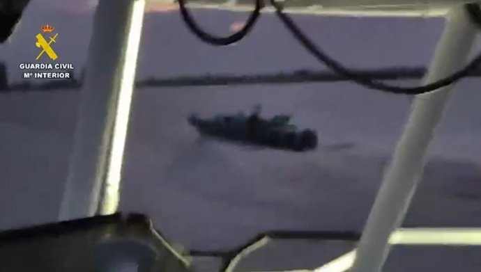 Imagen de la narcolancha en la persución por el río Guadalquivir.