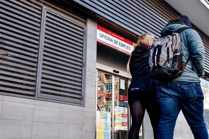 Archivo - Dos personas pasan por una oficina del SEPE, a 4 de febrero de 2025, en Madrid (España). El paro registrado en las oficinas de los servicios públicos de empleo subió en 38.725 personas en enero en relación al mes anterior (+1,5%) debido, sobre t