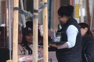 Archivo - Camarera atendiendo clientes en una terraza