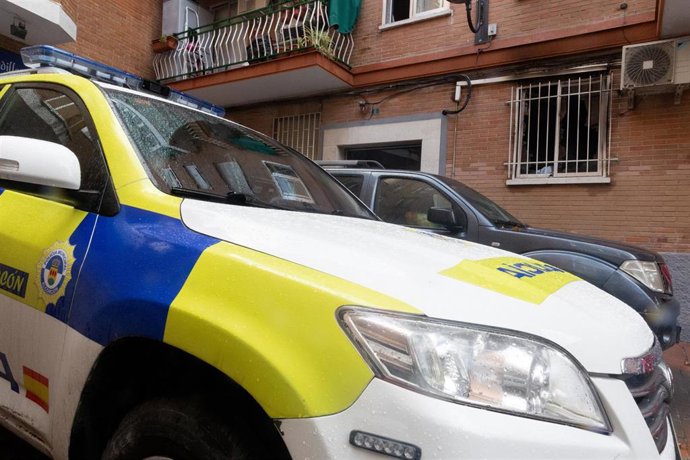 Archivo - Un coche de Policía junto a la vivienda en Alcorcón