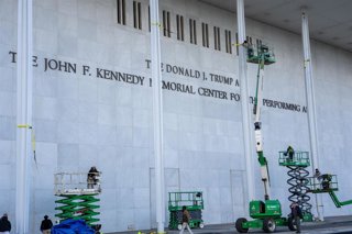 Archivo - Trabajos en diciembre de 2025 para agregar el nombre del presidente de Estados Unidos, Donald Trump, al Centro John F. Kennedy para las Artes Escénicas (archivo)