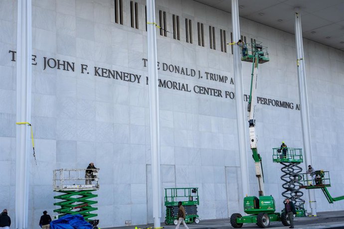 Archivo - Arquivo - Trabalhos em dezembro de 2025 para adicionar o nome do presidente dos Estados Unidos, Donald Trump, ao Centro John F. Kennedy para as Artes Cênicas (arquivo)
