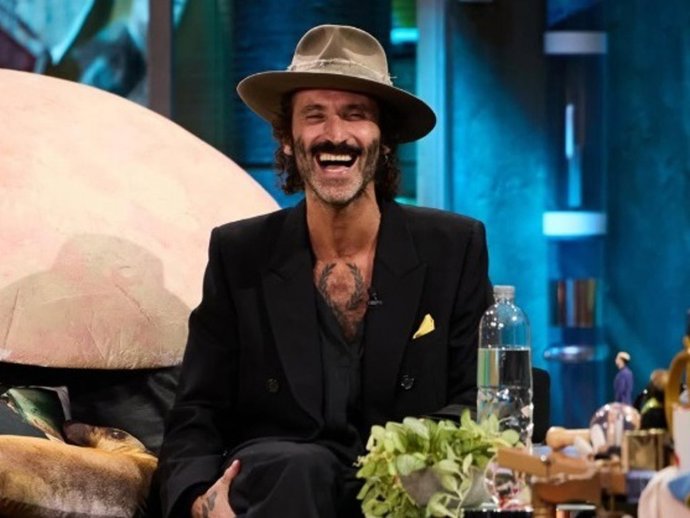 Leiva en el plató de 'La Revuelta' con David Broncano.