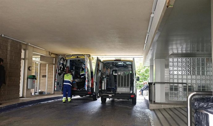 Archivo - Ambulancia ante el servicio de Urgencias delUN HOSPITAL