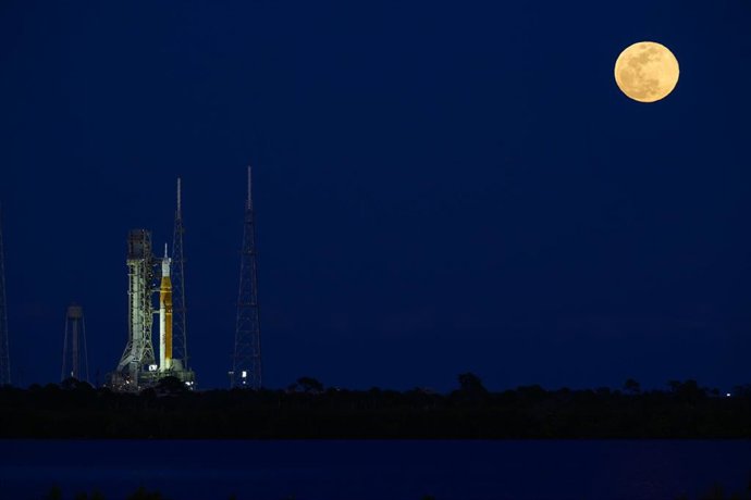 01 February 2026, US, Merritt Island: NASA's Space Launch System (SLS) rocket, with the Orion capsule atop, is seen on Launch Complex 39B, as the moon rises behind the rocket. A wet dress rehearsal is scheduled. A confirmed launch date will be decided bas