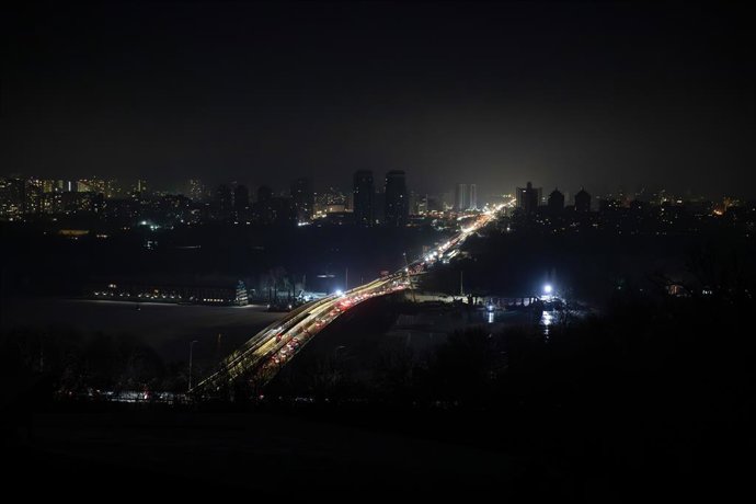 20 de janeiro de 2026, Ucrânia, Kiev: O horizonte escuro da margem esquerda visto durante uma grande queda de energia após um ataque massivo envolvendo 34 mísseis e 339 drones, que provocou um colapso energético, deixando mais de um milhão de residentes s