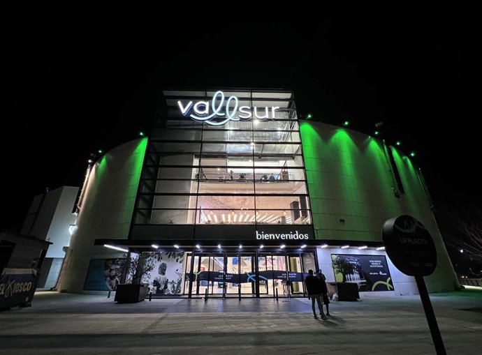 Vallsur se ilumina de verde en febrero para apoyar a la AECC en la lucha contra el cáncer