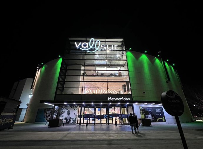 Vallsur se ilumina de verde en febrero para apoyar a la AECC en la lucha contra el cáncer