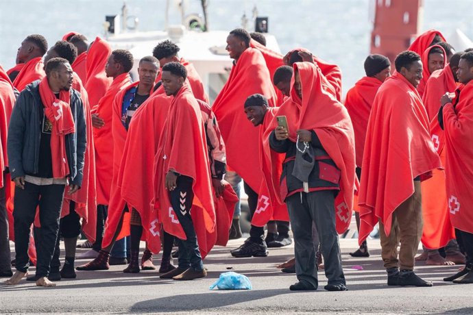 Archivo - Migrantes llegados en cayuco a Puerto Naos, a 28 de diciembre de 2024, en Arrecife, Lanzarote, Canarias (España). 