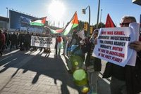 Unas 20 personas protestan ante el ISE en Barcelona contra empresas que comercian con Israel