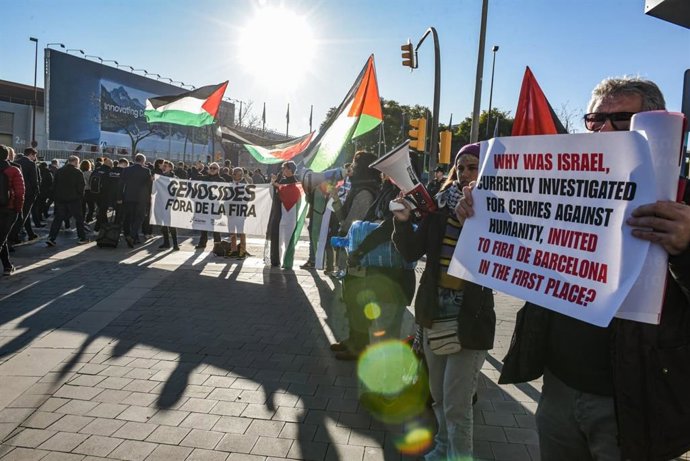Una veintena de personas protesta ante el congreso Integrated Systems Europe (ISE) contra empresas participantes que tienen relaciones comerciales con Israel