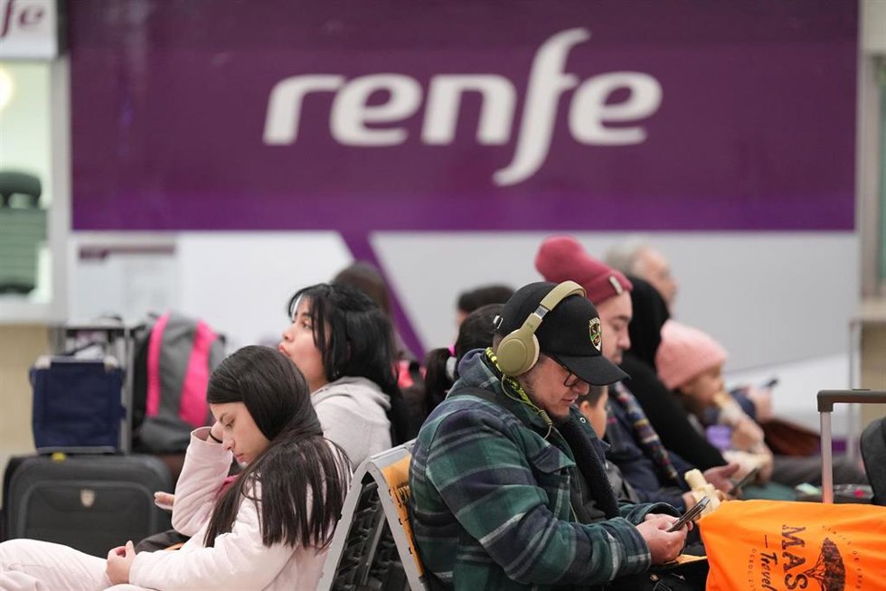 Varias personas esperan en la Estación de Sants.