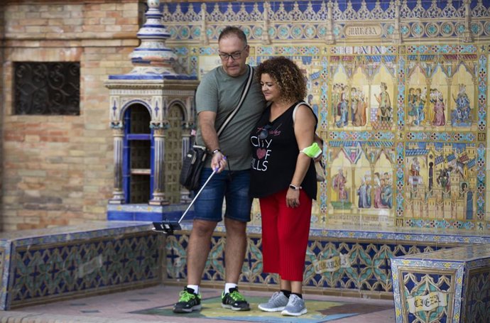 Archivo - Turistas pasean por la Plaza de España en imagen de archivo.