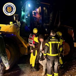Bomberos en el rescate de cuatro personas tras la crecida del río Iro en Chiclana de la Frontera (Cádiz)
