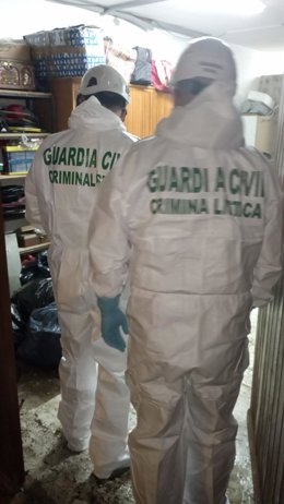 Agentes de la Guardia Civil, en la vivienda en la que se ha registrado una explosión en Obanos.