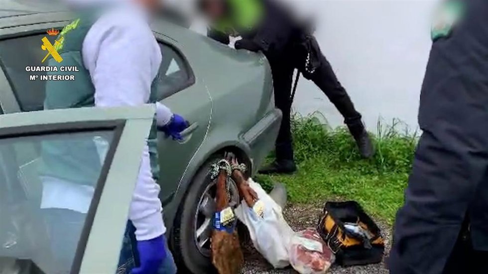 Jamones interceptados por los agentes tras un alunizaje a un comercio de Olivares con un vehículo robado en El Garrobo.