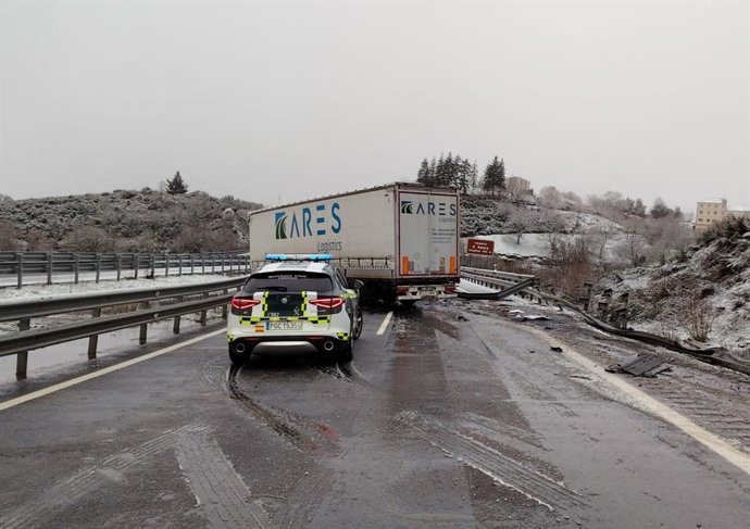 Un camión queda cortado invadiendo los dos carriles de circulación de la A-52 a su paso por A Gudiña (Ourense), a causa de la nieve