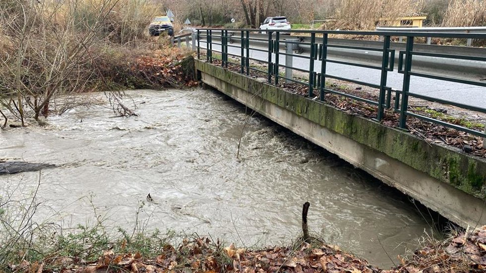 El río Aguas Blancas aumenta su caudal tras las lluvias y el desembalse de la presa de Quéntar. Archivo.