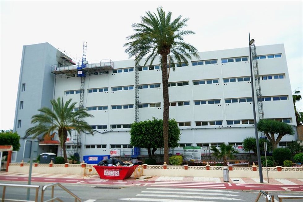 Obras de rehabilitación energética en el edificio residencial 'Las Palmerillas', en Aguadulce, en el municipio de Roquetas de Mar (Almería).